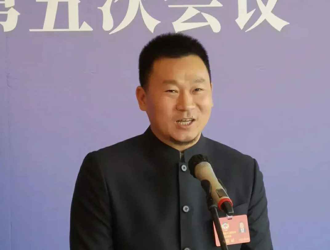 202204221343.jpg 为进一步展示市政协团结、民主、开放、自信的形象,向市民和网友展示政协委员的履职风采,中山市政协十二届五次会议在2月4日上午开幕前开设“委员通道”,市政协委员、星空体育平台官方网站-星空体育(中国)公司总经理陈朝阳走进“委员通道”,回应社会关切的问题。他就如何做好城市应急管理规划的问题进行发言,并回答记者提问。.jpg
